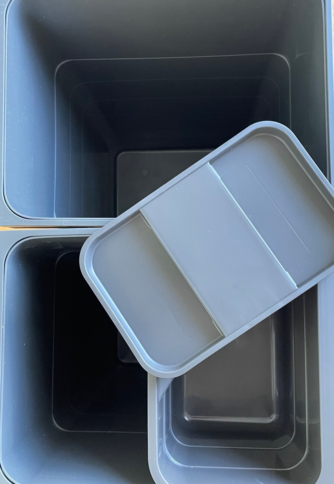 The food caddy has its own lid to minimise smells and odours