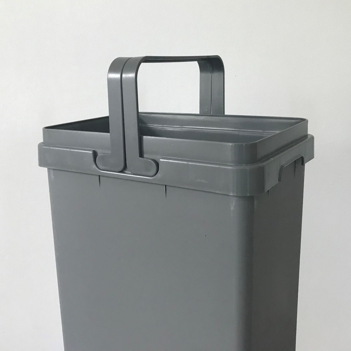 Each of the 32l buckets has handles to make it easy to remove them for cleaning.the bin container