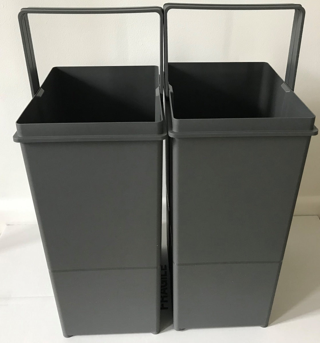 The 40l buckets in a smart , dark Orion Grey both have ingratiated handles